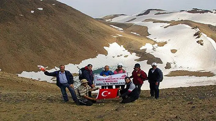 Dağcılar, Türkiye'nin volkanik en yüksek ikinci dağı olan Süphan Dağı'nın zirvesinde buluştu