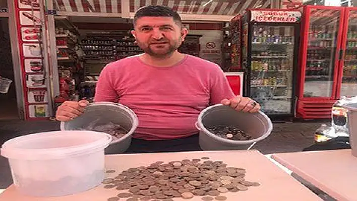 30 Kiloluk kovalarda biriktirdiği madeni paralarla umreye gitmek istiyor 