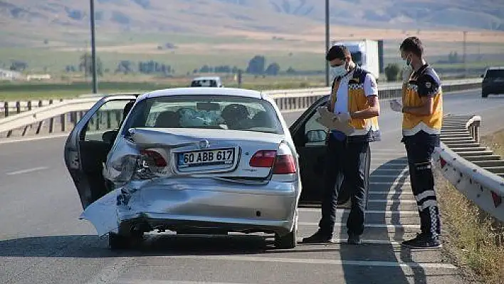 İki otomobil çarpıştı: 3 yaralı