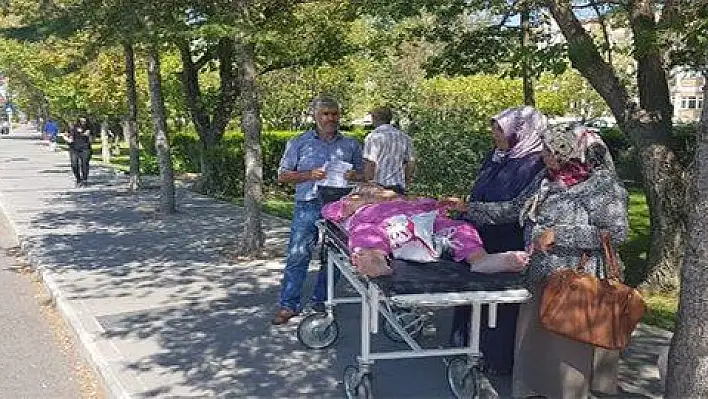 Sedyeyle cadde taşınan kadın, hastanede öldü