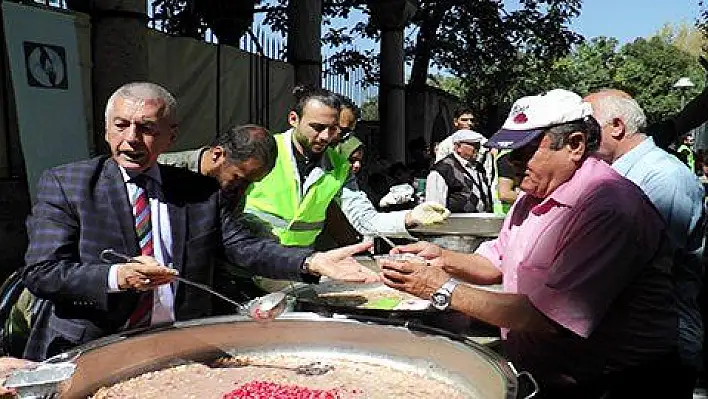 Bin 300 kişilik aşure dağıtıldı 