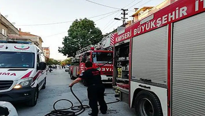 Çatı katındaki kömürlükte çıkan yangın itfaiye ekiplerince söndürüldü