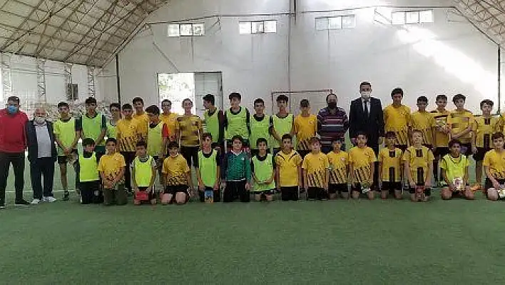 Mutlu Önal'dan Kocasinan Şimşek futbol okuluna ziyaret