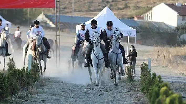 Cumhuriyet Kupası Atlı Dayanıklılık Yarışmaları nefes kesti