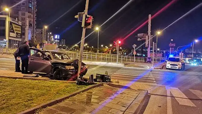 Kontrolü kaybolan otomobil direğe çarptı: 2 yaralı