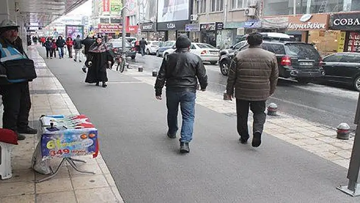 Kayseri'de vatandaş kaymasın diye kaldırımlara halı serildi  