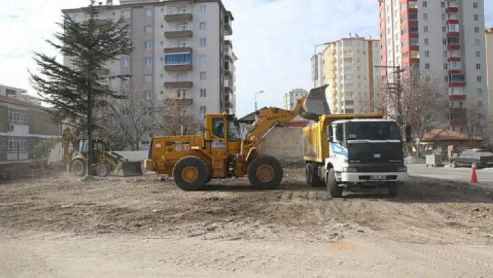 Yıkılan gecekonduların hafriyatı kaldırılıyor