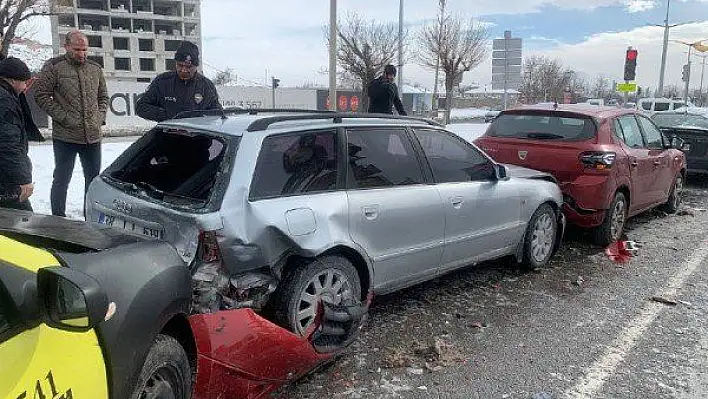 Kayseri'de zincirleme kaza: 2 yaralı