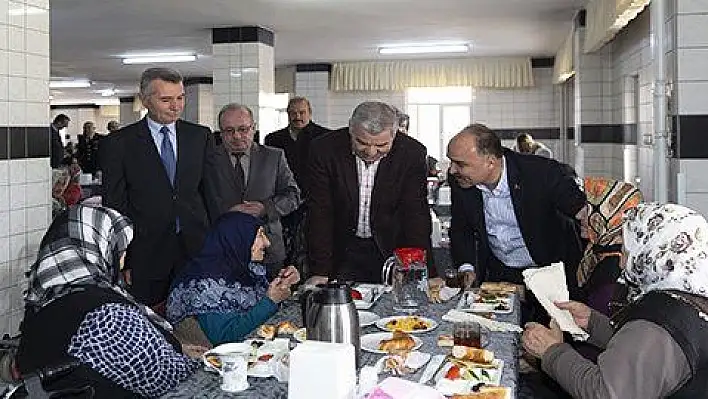 Başkan Çelik 'Yaşlılarımızın duası, şehirimizin bereketi'