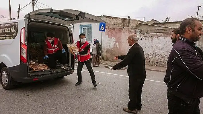 Türk Kızılay'dan ramazan pidesi servisi