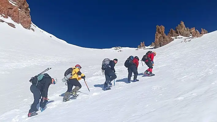 Dağcılar 23 Nisan coşkusunu Erciyes'in zirvesinde yaşadı