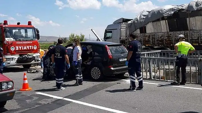 Bariyerlere çarpan otomobilin sürücüsü öldü, ailesinden 4 kişi ağır yaralı