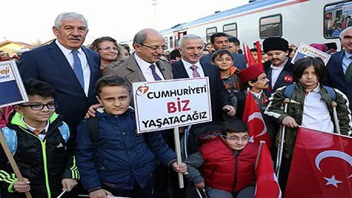 Tekden Cumhuriyet Eğitim Treni Sivas'a uğurlandı 