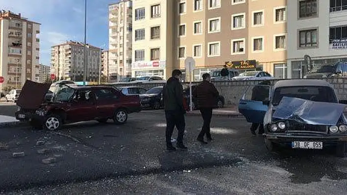 Freni patlayan kamyon iki otomobili biçti