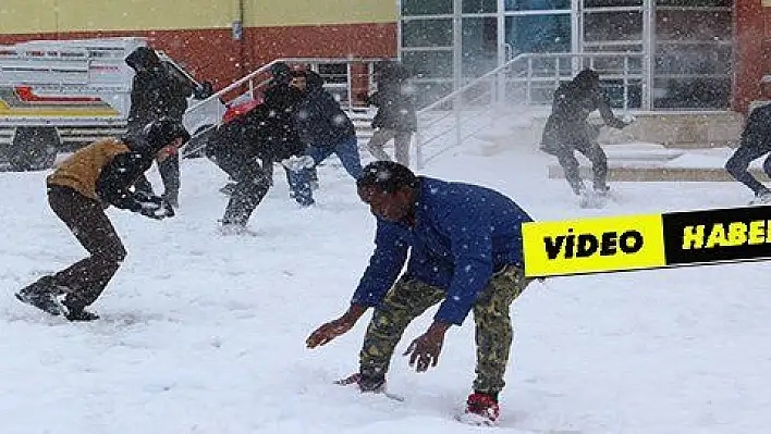 Afrikalı öğrencilerin kar sevinci 