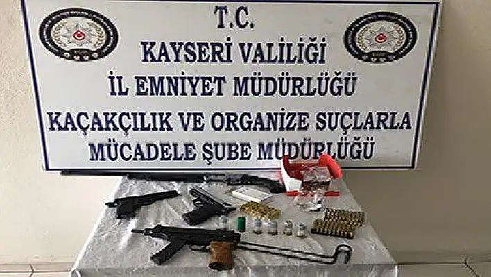 Şüphe üzerine arama yapılan araçta Uzi marka silah ele geçirildi 