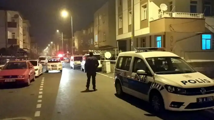 Yanlışlıkla tabancayla kendine ateş etti...