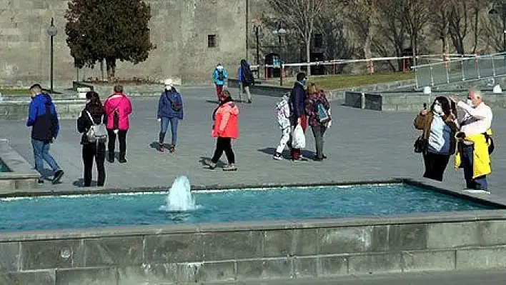 Meydan turistlere kaldı