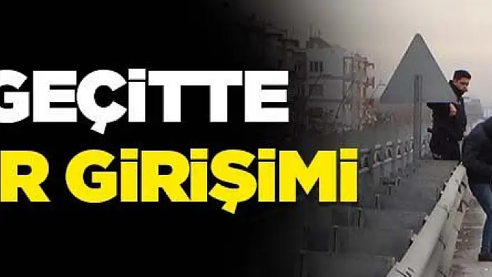 Üst geçide çıkan şahsı polis ekipleri ikna etti