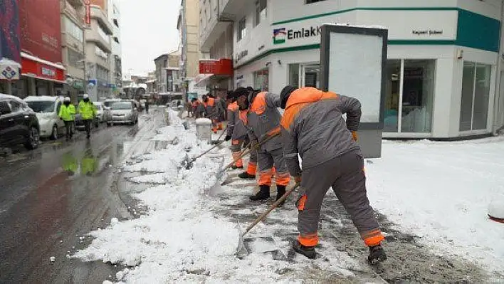 Melikgazi'de aralıksız kar mesaisi