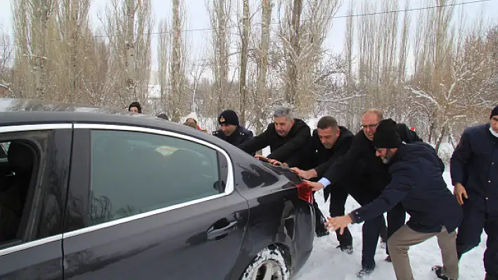 Başkan Altun yaban hayvanlarına yem verdi, yolda kalan ailenin aracını itti