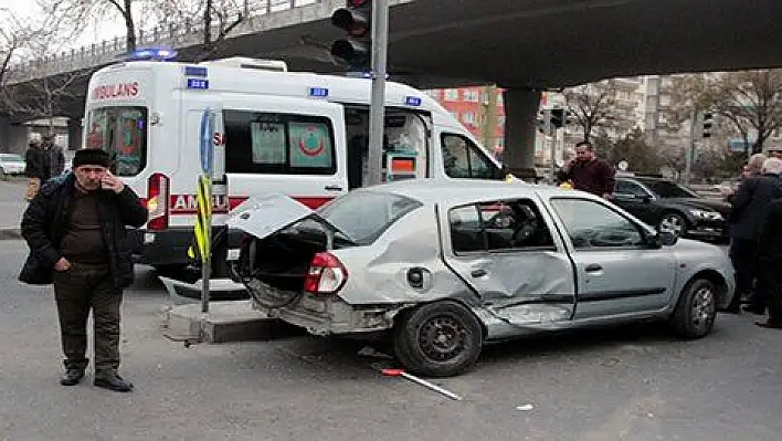 Zincirleme kazada araçlar büyük hasar gördü 