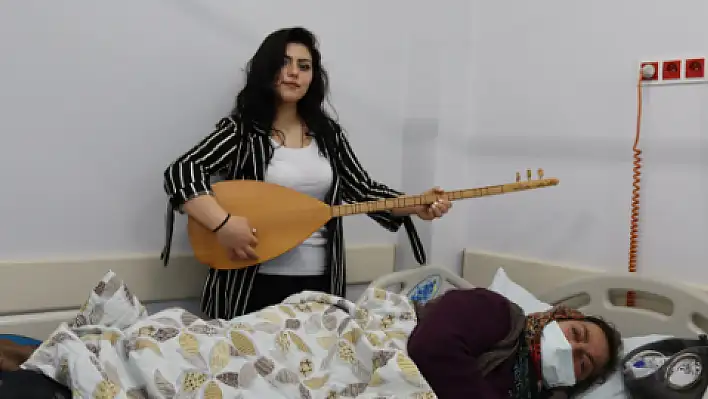 Hastane odasında sazlı sözlü konser