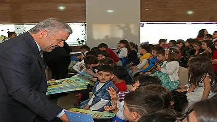 Çelik, '18 bin öğrencimize kitap dağıtacağız'