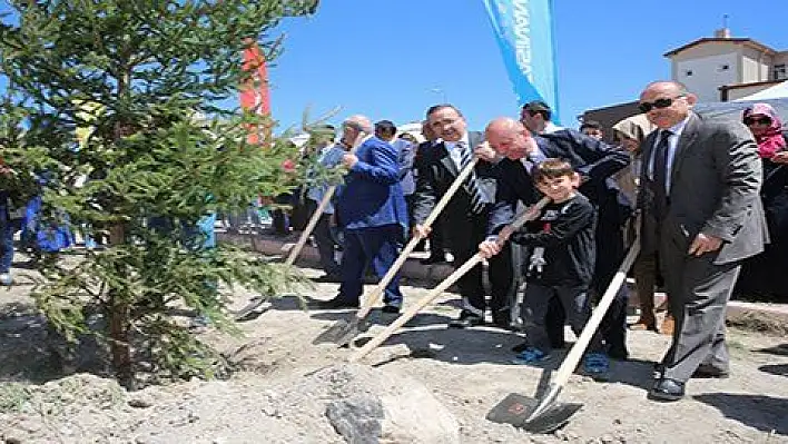 Çolakbayrakdar, üniversite öğrencileriyle birlikte fidan dikti