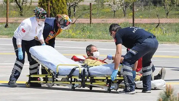 Hızarla kolunu kesti, ambulans helikopterle hastaneye götürüldü