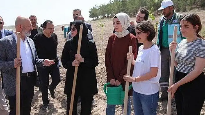 Başkan Çolakbayrakdar, üniversite öğrencileriyle Vuslat Ormanına fidan dikti