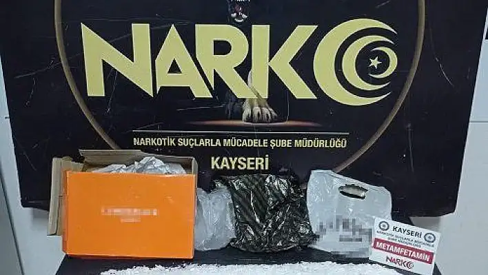 Yakalanacaklarını anladılar, uyuşturucu maddeyi tarlaya bıraktılar