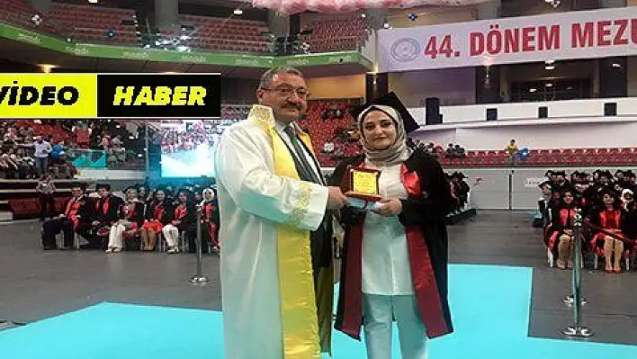 Diplomasını Rektör olan babasının elinden aldı