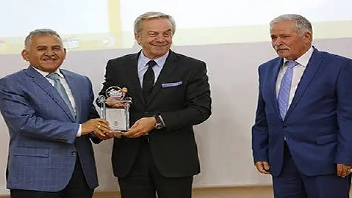 Başkan Büyükkılıç, Mesleğine Ömür Veren Basın Mensuplarını Tebrik Etti