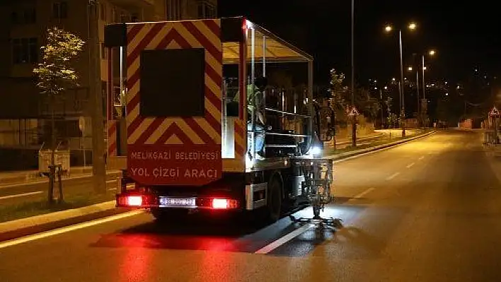 Melikgazi, daha güvenli ulaşım için yol çizgi çalışması yapıyor