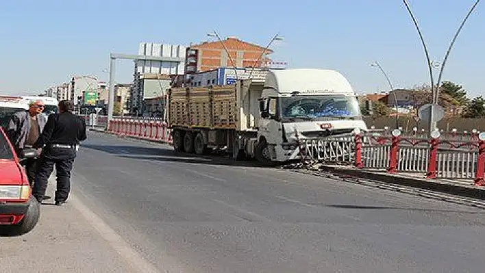 Sürücüsünün direksiyon hakimiyetini kaybettiği tır bariyerlere çarptı 