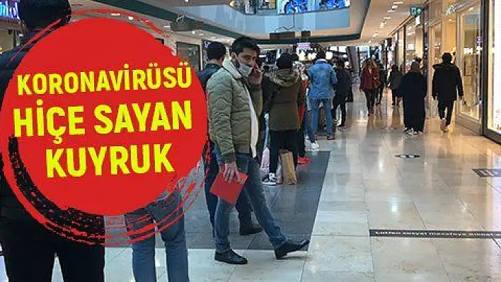 Koronavirüs hiçe sayıldı, indirim nedeniyle metrelerce kuyruk oluştu