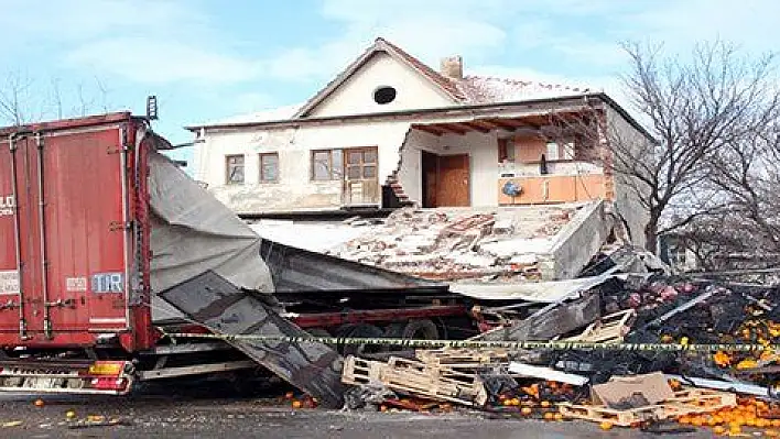 Yozgat'ta portakal yüklü tır binaya girdi: 1 yaralı 