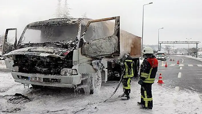 Seyir halindeyken yanan kamyonu itfaiye söndürdü 