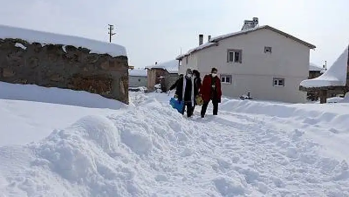 Karlı yolları aşıp, aşılıyorlar