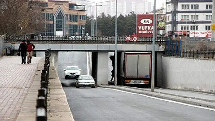 TIR köprüye sıkıştı 