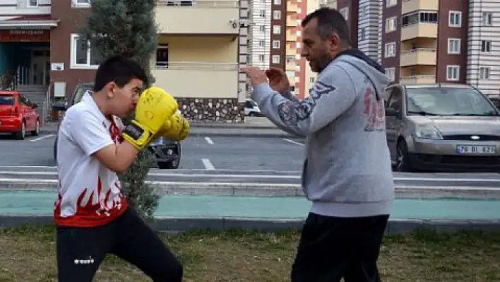 Muaythaici baba oğul koronavirüs nedeniyle antrenmanlarını parkta sürdürüyor