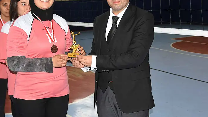 KOCASİNAN'IN LİSELER ARASI VOLEYBOL TURNUVASI'NDA FİNAL HEYECANI