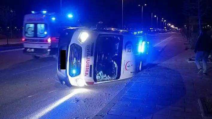 Kayseri'de otomobille çarpışan ambulans devrildi: 3 yaralı