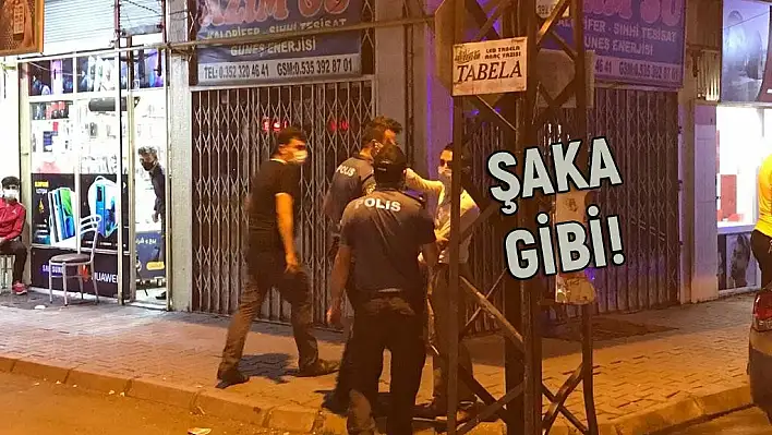 Şaka gibi... Çatıya çıkan şahsı izlemeye geldiler, ceza yiyip gittiler