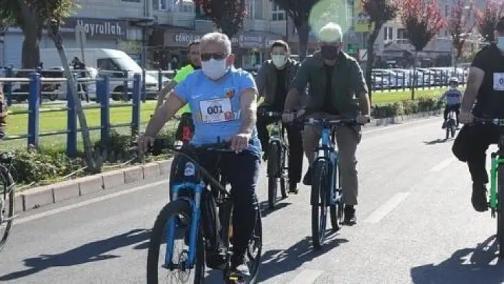 Büyükkılıç, sağlık için 7 kilometre pedalladı