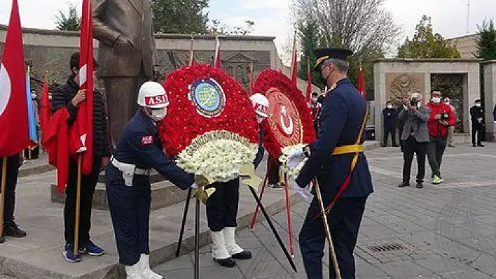 Vali Günaydın 'dan bayrak çağrısı