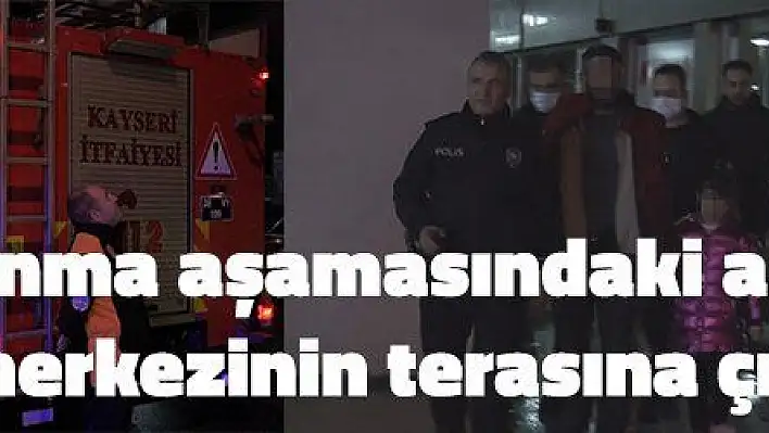 Boşanma aşamasındaki adam iş merkezinin terasına çıktı