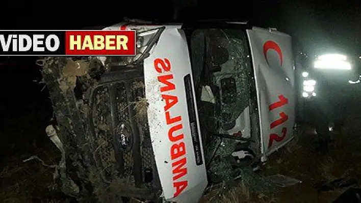 Ambulans şarampole devrildi: 3 yaralı 