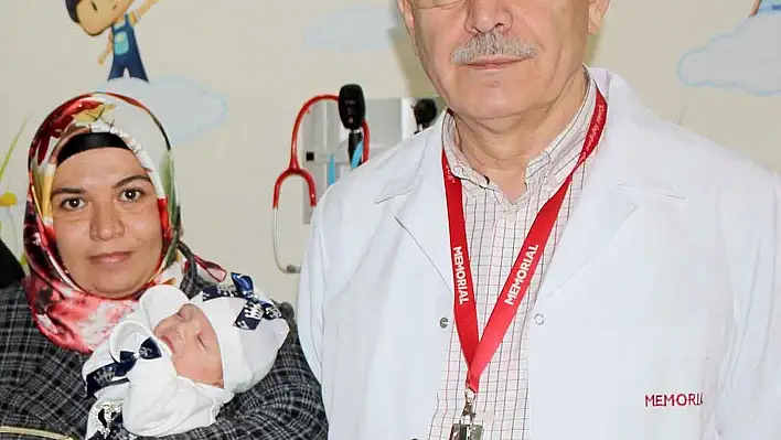 Ameliyatla hayata dönen bebeğe doktorlarının adı verildi